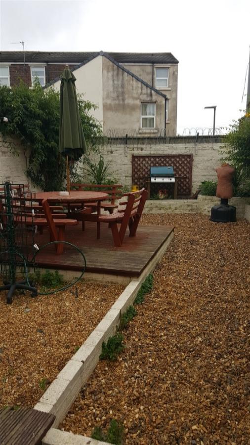 Anfield Road Euro Hostel Liverpool Bagian luar foto